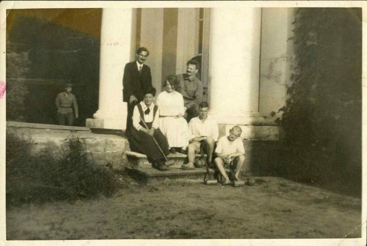 1921_rosmer trotsky and his family.jpg