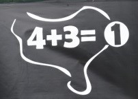 4 + 3 = 1 euskal aritmetika.jpg