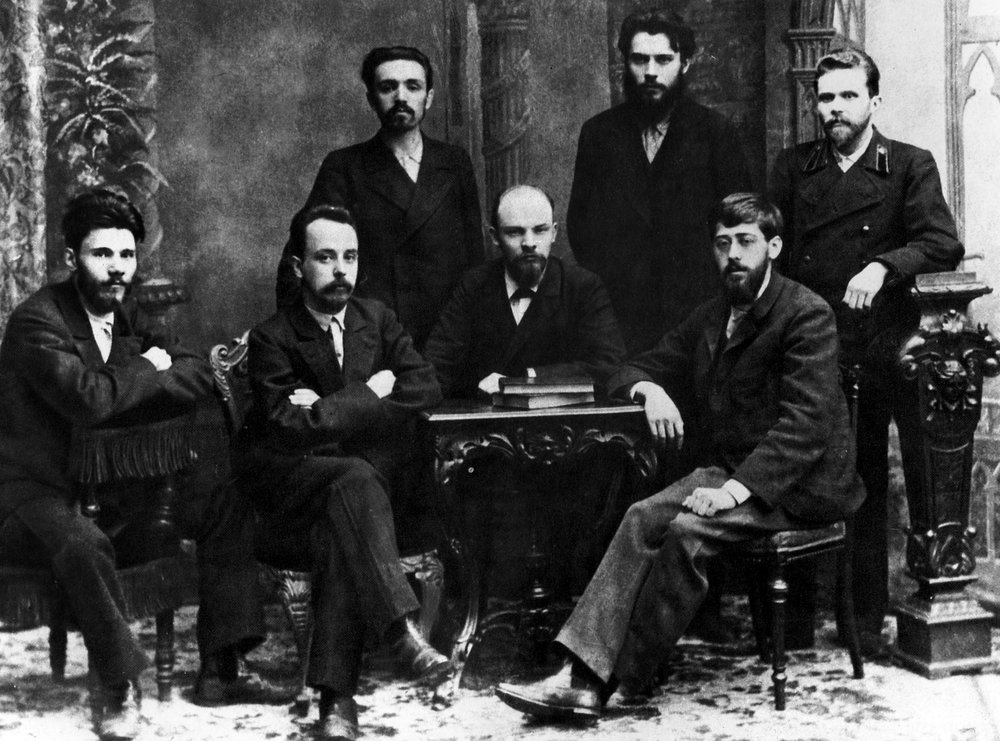 Russian_Photographer_-_Lenin_with_a_group_of_members_of_the_St_Petersburg_League_of_Struggle_for_the_Em_-_(MeisterDrucke-916294).jpg